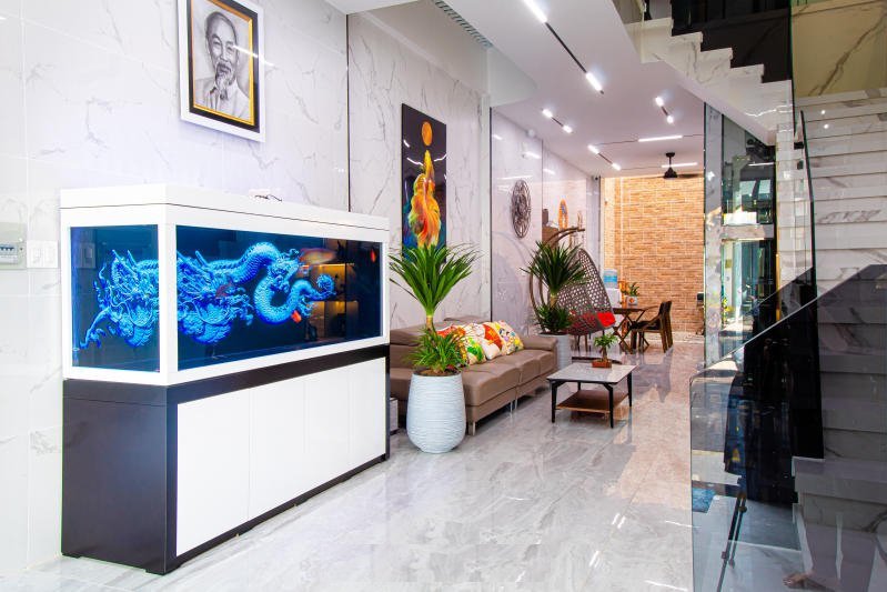 Bể cá trang trí ở không gian phòng khách thay vì phòng ngủ